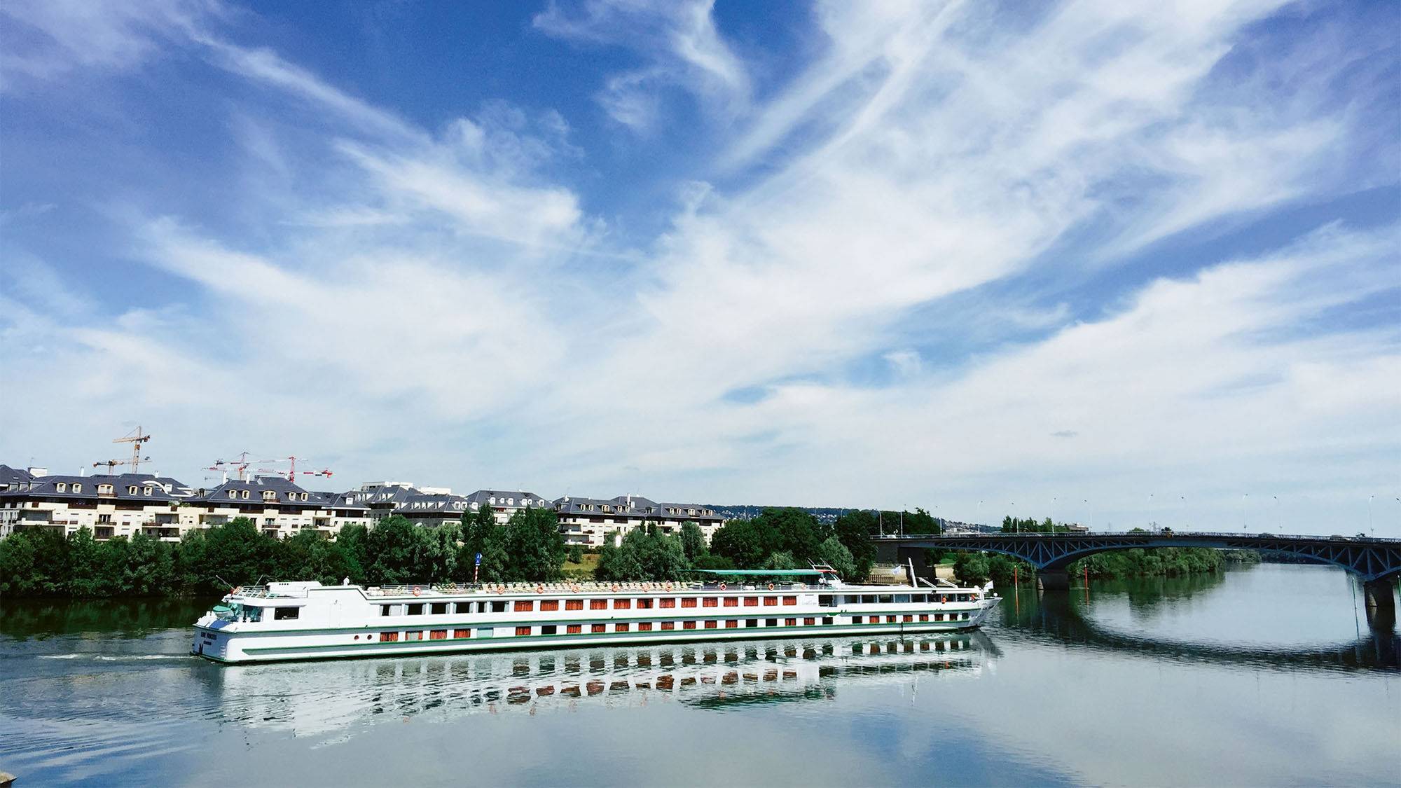 The Seine Princess comes to meet passengers after a Rueil-Malmaison excursion.