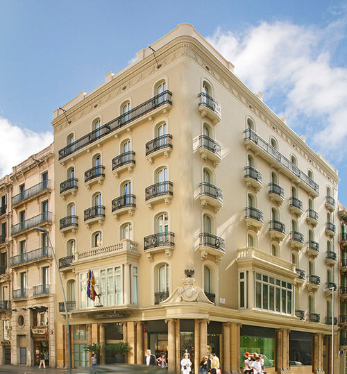 The designers retained the 1919 facade of the Midmost Hotel Barcelona while completely renovating the interior. The designers retained the 1919 facade of the Midmost Hotel Barcelona while completely renovating the interior.