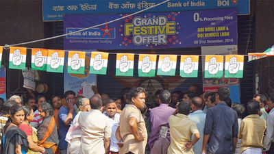 Residents of Kolkata try to redeem their old rupees for new bills. It could take hours to get a small amount.