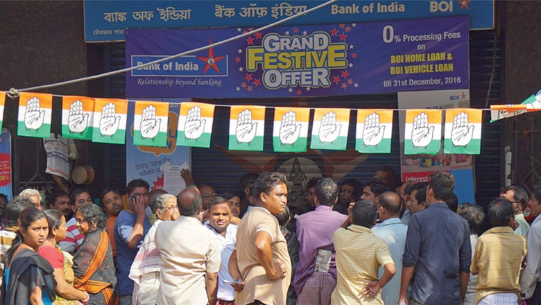 Residents of Kolkata try to redeem their old rupees for new bills. It could take hours to get a small amount.