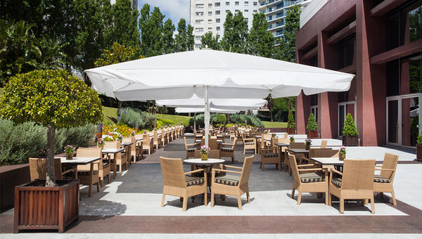 Sete Colinas offers indoor/outdoor dining with regional and international fare. Sete Colinas offers indoor/outdoor dining with regional and international fare.