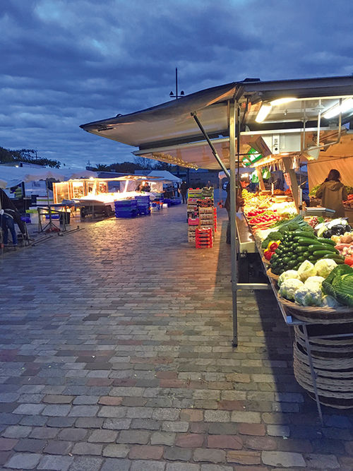 Fruits and vegetables at the Sunday market along the Garonne. Fruits and vegetables at the Sunday market along the Garonne.