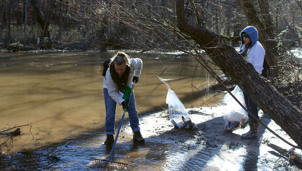 Volunteers at the Chattahoochee River National Recreation Area in Georgia. Volunteers at the Chattahoochee River National Recreation Area in Georgia.
