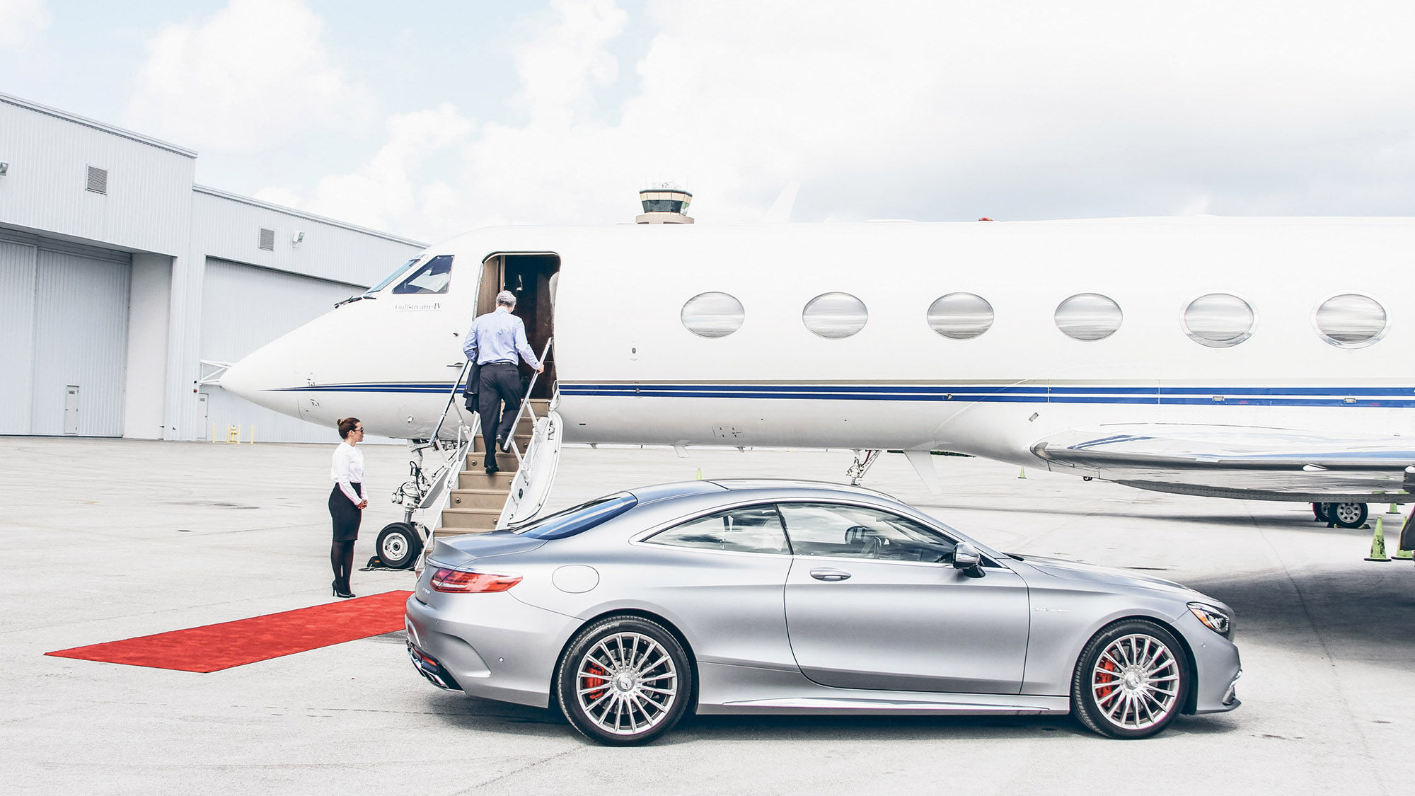JetSmarter, a company that bridges the gap between private and commercial air travel, rolls out the red carpet for its customers.