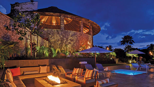 The pool area at Maui’s Hotel Wailea features complimentary cabanas, sun loungers and a fire pit. The pool area at Maui’s Hotel Wailea features complimentary cabanas, sun loungers and a fire pit.