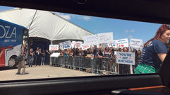 About 150 agents got the rock star treatment in New Orleans at the second stop of Carnival Cruise Line's Agentpalooza event. They got to arrive in a white stretch limo, sign autographs for ''fans'' and get made up like a glam rocker, David Bowie-style, for their own promotional videos. When the agents arrived at Mardi Gras World, 15-20 ''groupies'' behind a barricade cheered and waved signs welcoming them. The tour continues this week in Charleston, S.C.; Atlanta; Jacksonville, Fla.; and Orlando.