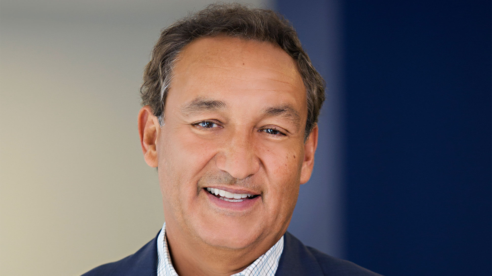 Oscar Munoz received a 96% approval rating from more than 1,700 employees in the Glassdoor survey.