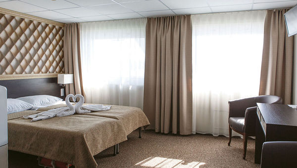 A junior suite offers a queen-size bed, standalone shower and other upgrades. A junior suite offers a queen-size bed, standalone shower and other upgrades.
