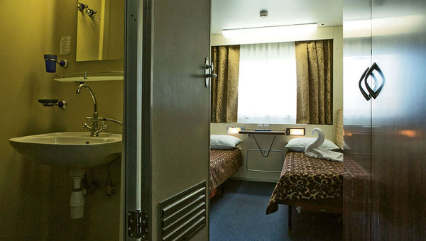 A twin cabin aboard the Dnieper Princess, with its combined shower/sink. A twin cabin aboard the Dnieper Princess, with its combined shower/sink.