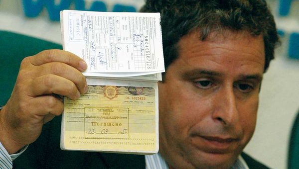 Robert Amsterdam, Canadian attorney for Russian oil tycoon Mikhail Khodorkovsky, shows his passport with his Russian visa annulled at a news conference in Moscow in September 2005. A group of Russian Federal Security Service officers had arrived at Amsterdam’s hotel room in the middle of the night and taken away his passport, he said. When they returned the passport, his Russian visa had been annulled, and he was ordered to leave the country. Robert Amsterdam, Canadian attorney for Russian oil tycoon Mikhail Khodorkovsky, shows his passport with his Russian visa annulled at a news conference in Moscow in September 2005. A group of Russian Federal Security Service officers had arrived at Amsterdam’s hotel room in the middle of the night and taken away his passport, he said. When they returned the passport, his Russian visa had been annulled, and he was ordered to leave the country.