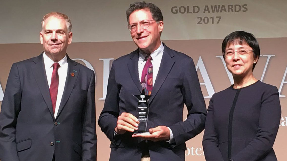 PATA CEO Mario Hardy (left) and Macau Government Tourism Office director Maria Helena de Senna Fernandes (right) presented the Gold Award to Arnie Weissmann.