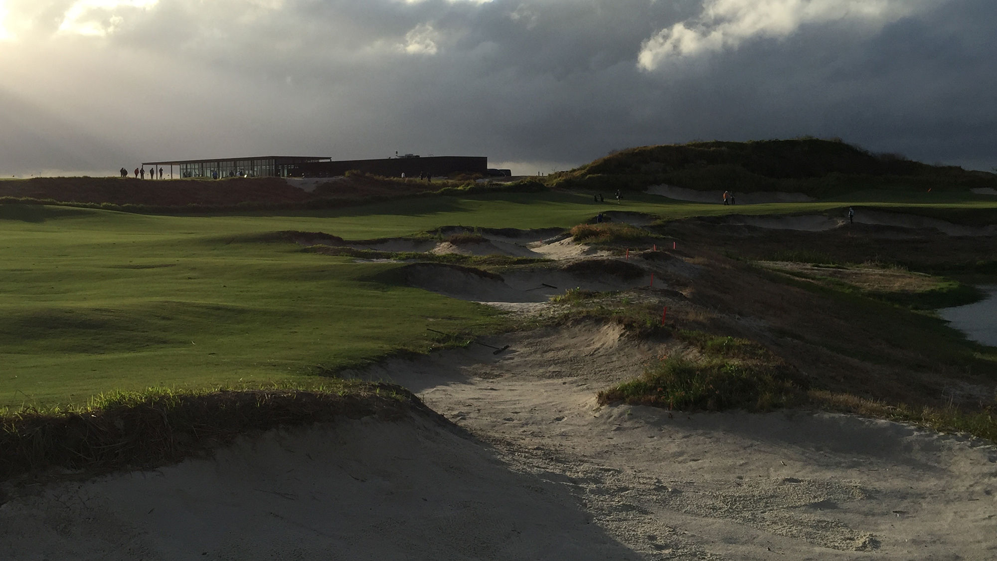 The par-5 18th at Streamsong Black. The clubhouse sits behind the hole and to its left.
