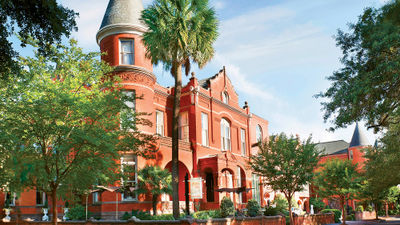 The Mansion on Forsyth Park provides elegant surroundings and the flexibility to allow bridal parties to make the property their own.