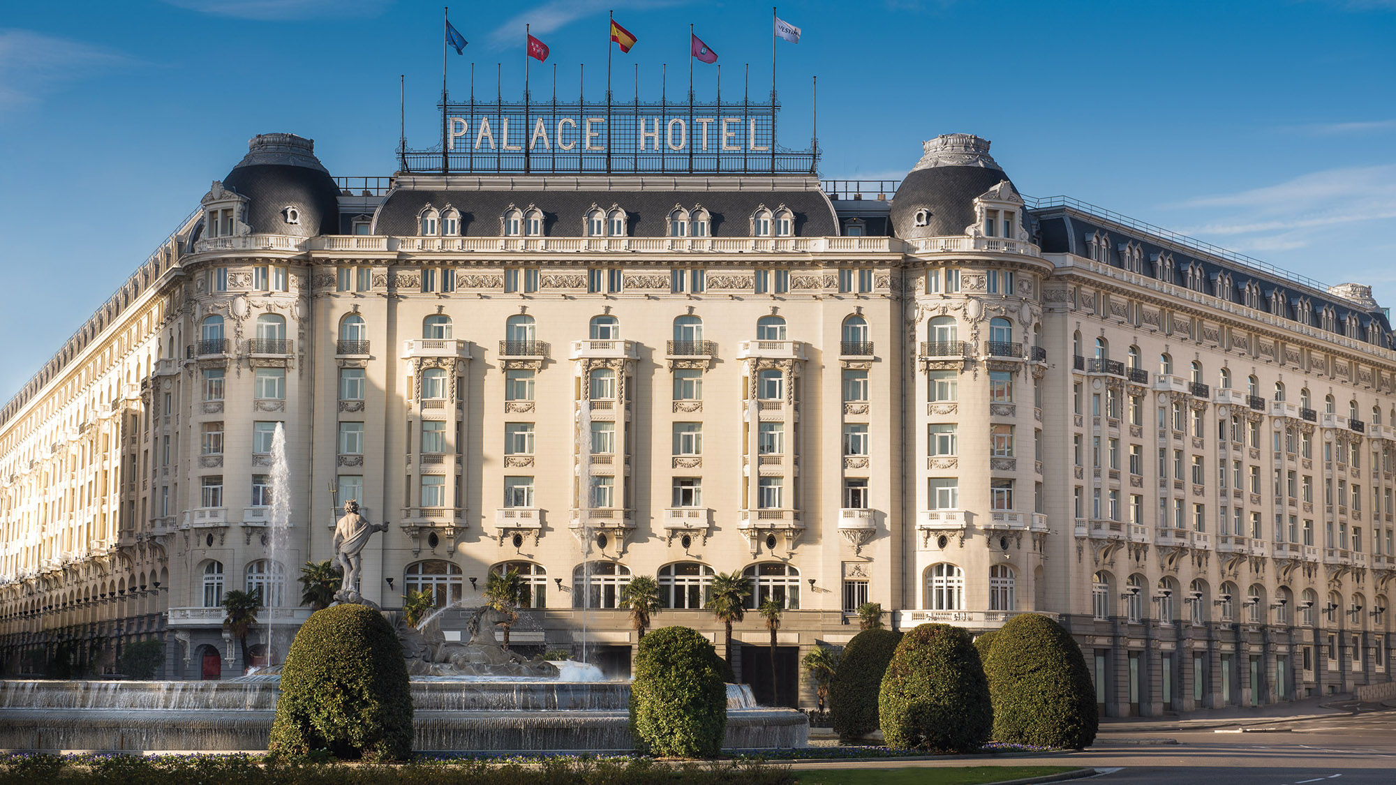 The Westin Palace, Madrid is located near Retiro Park and the city’s Golden Triangle of Art museums.