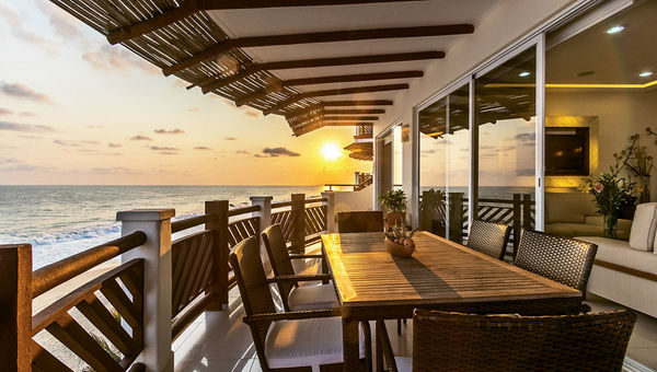Vivo Resorts suite balcony with views of the Pacific Ocean.