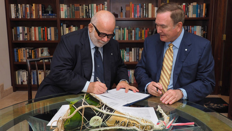 Silversea chairman Manfredi Lefebvre d'Ovidio (left) and RCCL chairman Richard Fain sign the $1 billion deal.