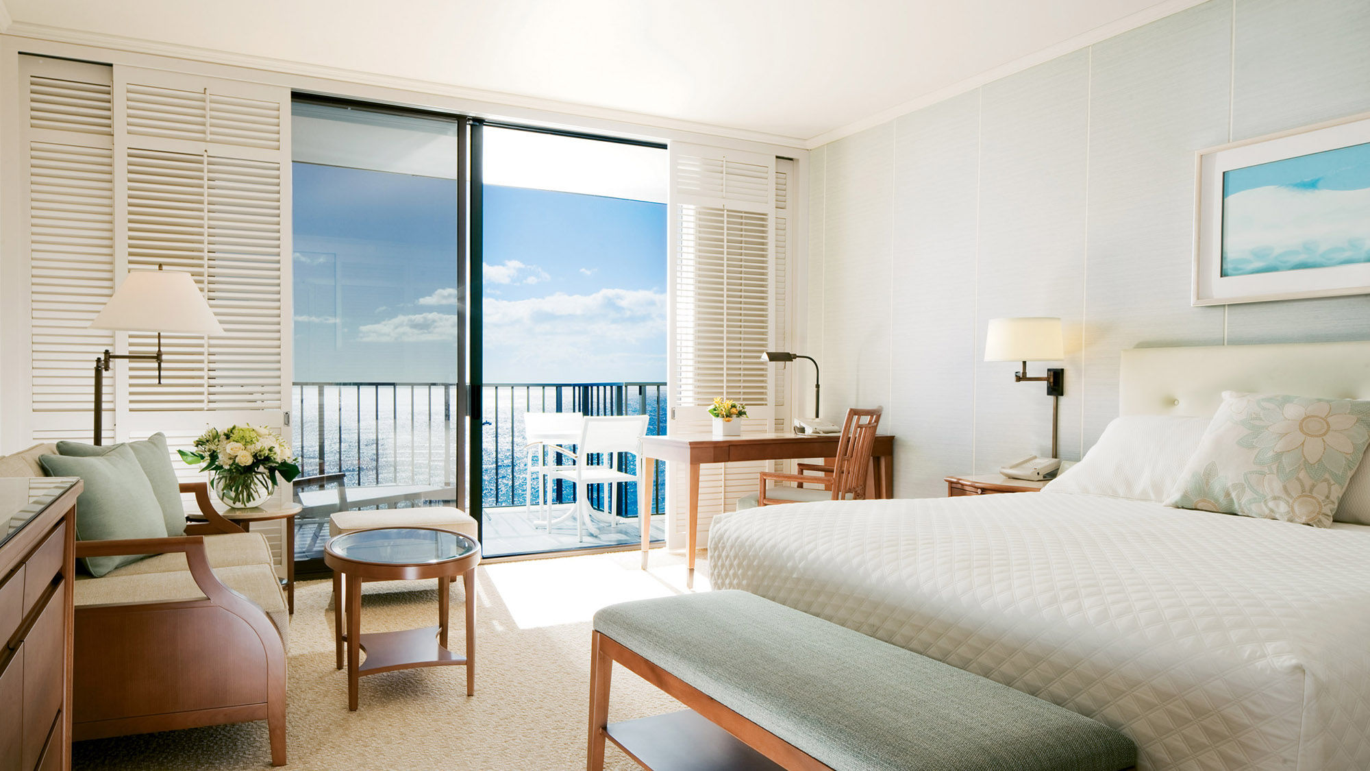 The airy decor of an oceanview guestroom at the Halekulani doesn’t get in the way of the stunning view.
