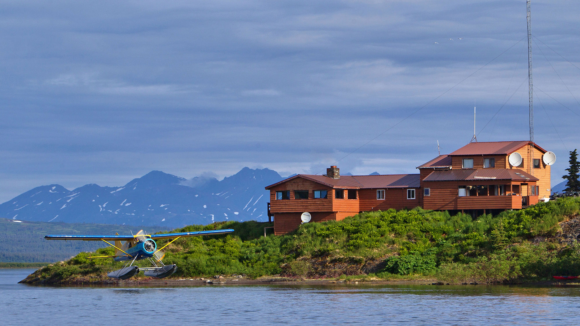 Anglers reach the backcountry resort by floatplane, and fly-out fishing expeditions offer opportunities to catch five species of salmon and seven species of freshwater fish.