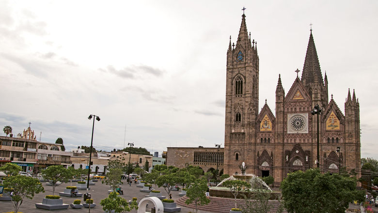 Construction on the Templo Expiatorio in Guadalajara was started in 1897 and wasn’t completed until 1972. The surrounding plaza fills with vendors at dusk.