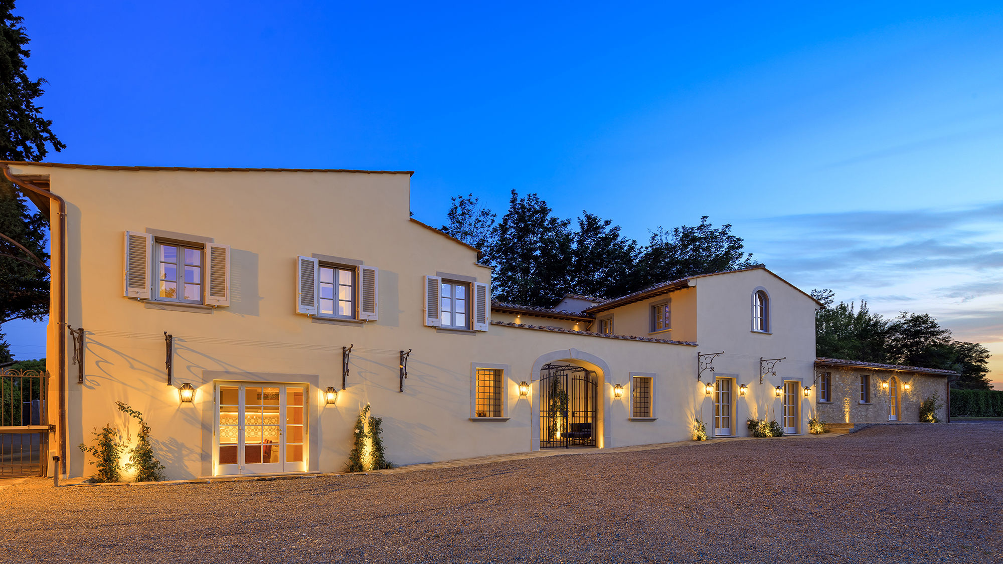 Casa Colonica features four suites that blend historical and contemporary design and a renovated kitchen with wood, stone and ceramic decor elements.