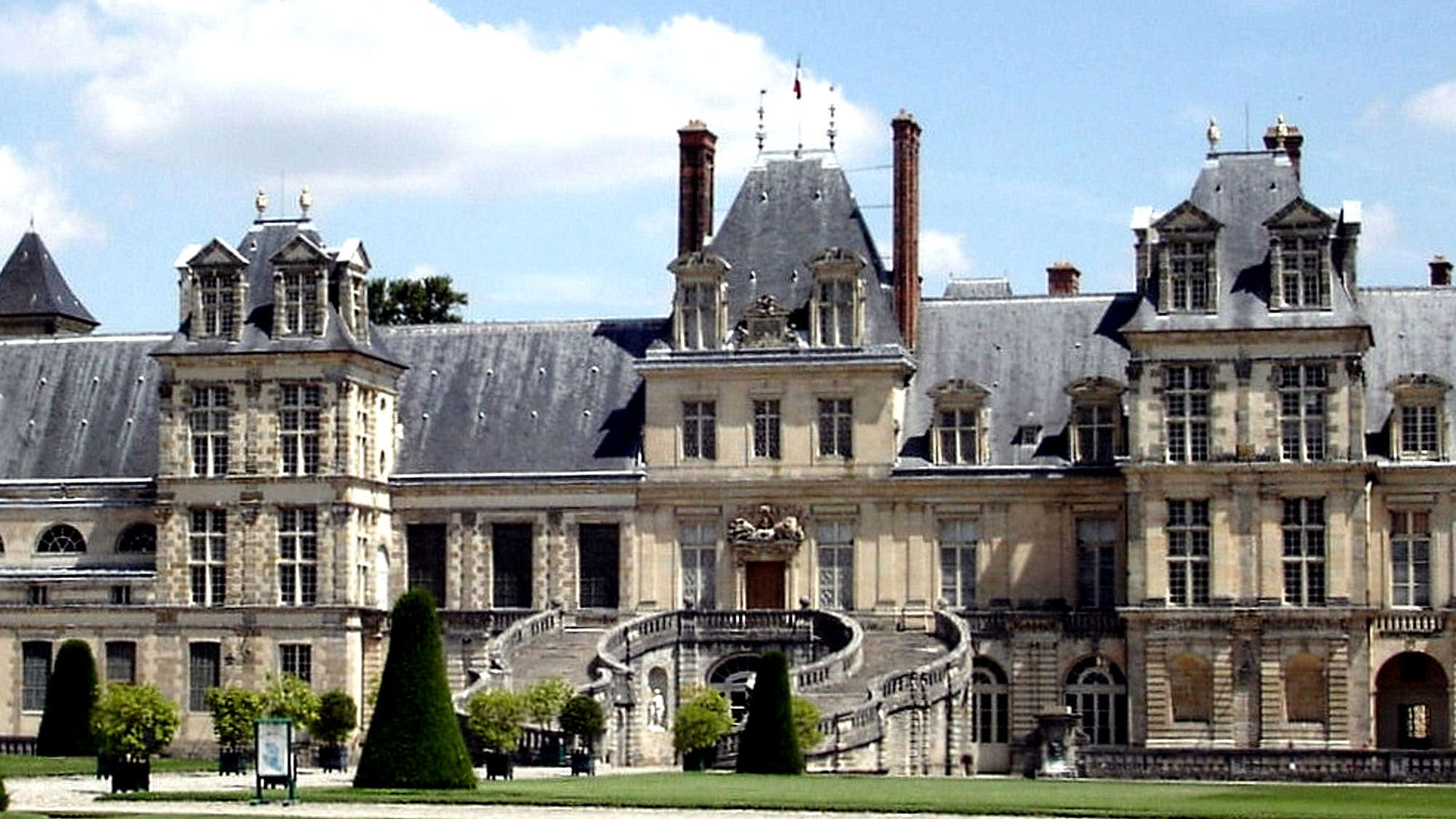 European Waterways features a private tour of the French military stables of the Chateau de Fontainebleau.