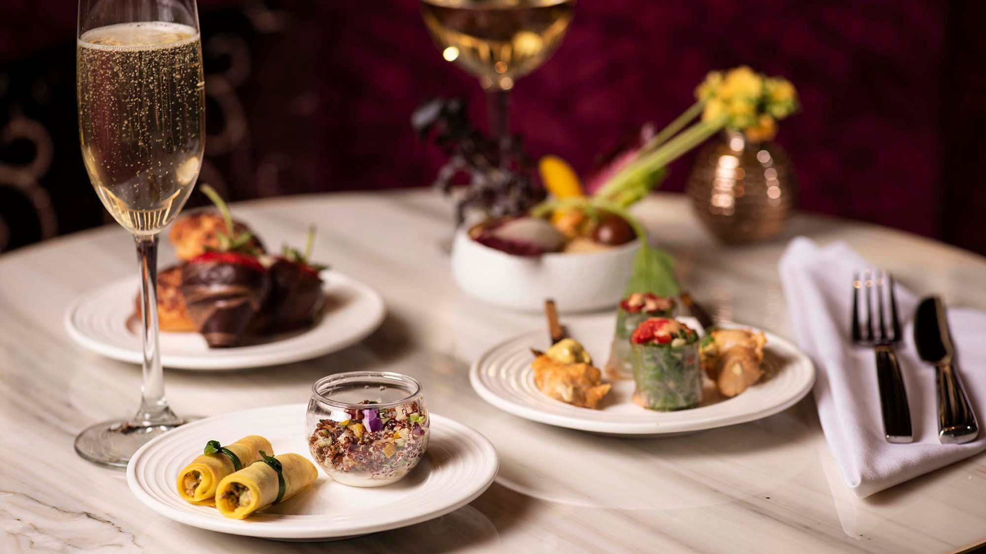 During social hour at the Resort Club Lounge, guests enjoy light bites and complimentary beer, wine and Champagne.