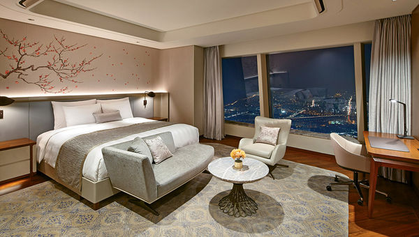 A Grand Deluxe Double room at the Signiel Seoul hotel, which begins on the 79th floor of the 123-floor Lotte World Tower. A Grand Deluxe Double room at the Signiel Seoul hotel, which begins on the 79th floor of the 123-floor Lotte World Tower.