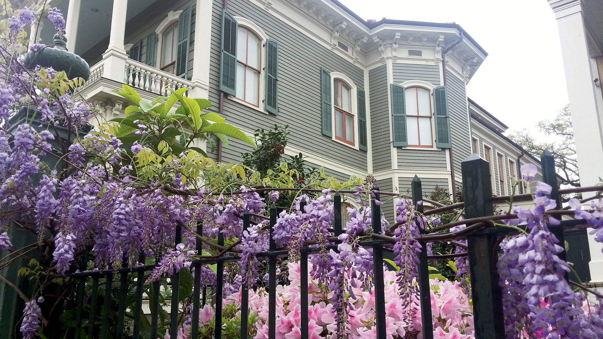 New Orleans’ Garden District, with its ornate mansions and deep historical roots, is ideal for walking tours.