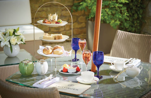 The hotel offers afternoon tea with Champagne. The hotel offers afternoon tea with Champagne.