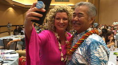 Jenn Lee, vice president of Travel Planners International, grabs a selfie with Hawaii Gov. David Ige. Both were speakers at the 2019 Travel Weekly Hawaii Leadership Forum.