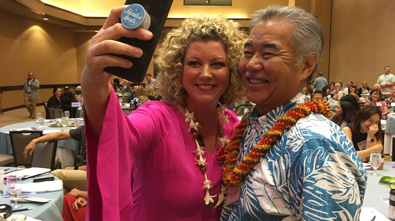 Jenn Lee, vice president of Travel Planners International, grabs a selfie with Hawaii Gov. David Ige. Both were speakers at the 2019 Travel Weekly Hawaii Leadership Forum.