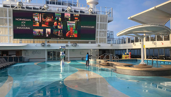 The Joy's pool deck is a large open space. When the ship was in China, there was a garden with artificial grass and potted trees on the deck. The Joy's pool deck is a large open space. When the ship was in China, there was a garden with artificial grass and potted trees on the deck.