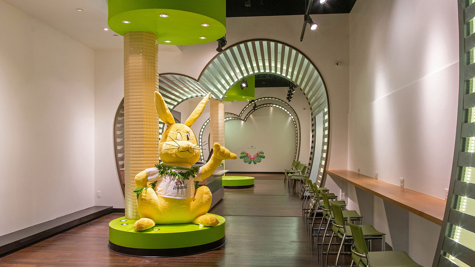 Transportation service Roberts Hawaii has launched a private lounge, including luggage storage, at the Ala Moana Center.