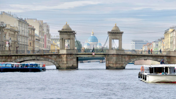 A bridge crossing the Fontanka River, the left branch of the Neva, in St. Petersburg, Russia. A bridge crossing the Fontanka River, the left branch of the Neva, in St. Petersburg, Russia.