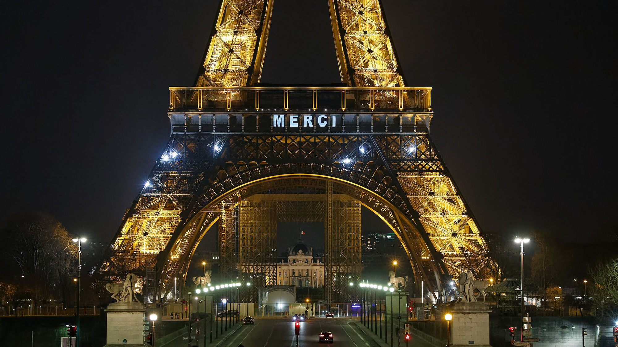 A message of thanks on the Eiffel Tower to healthcare workers fighting Covid-19.