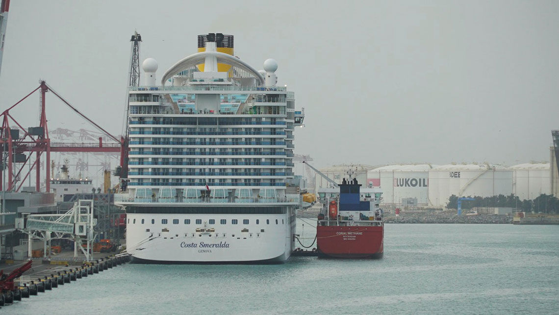 The Costa Smeralda refuels with LNG in Barcelona for the first time in December.