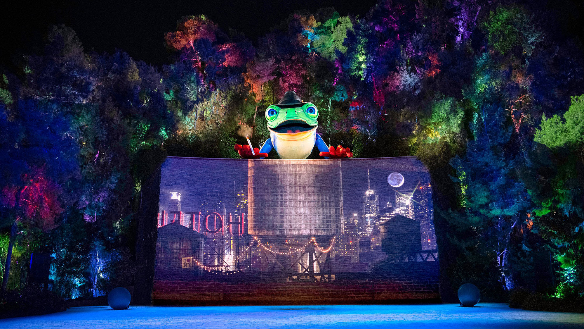 The Singing Frog sports a fedora in an homage to Frank Sinatra's "New York, New York" in the new Lake of Dreams.