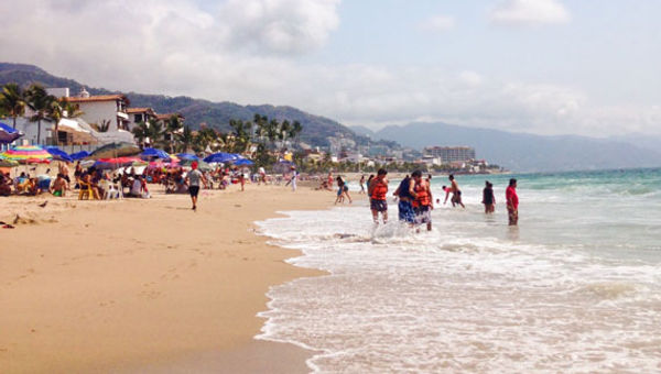 A beach on the edge of the Cinco de Diciembre neighborhood of Puerto Vallarta, pre-pandemic. Beaches in PV are closing on 5 p.m. under current guidelines, though those are about to expire. A beach on the edge of the Cinco de Diciembre neighborhood of Puerto Vallarta, pre-pandemic. Beaches in PV are closing on 5 p.m. under current guidelines, though those are about to expire.