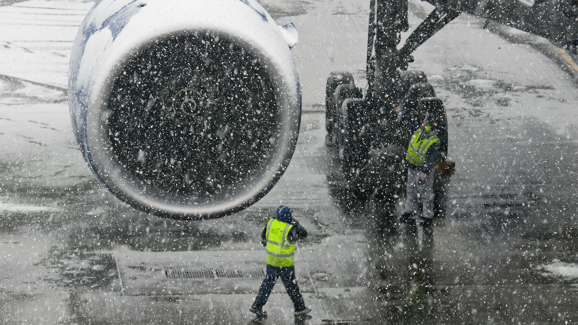 Early waivers for severe weather can benefit airlines and passengers