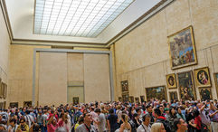 Roughly 20,000 people a day squeeze into the Salle des États, the museum's largest room, just to snap a selfie with the Mona Lisa.