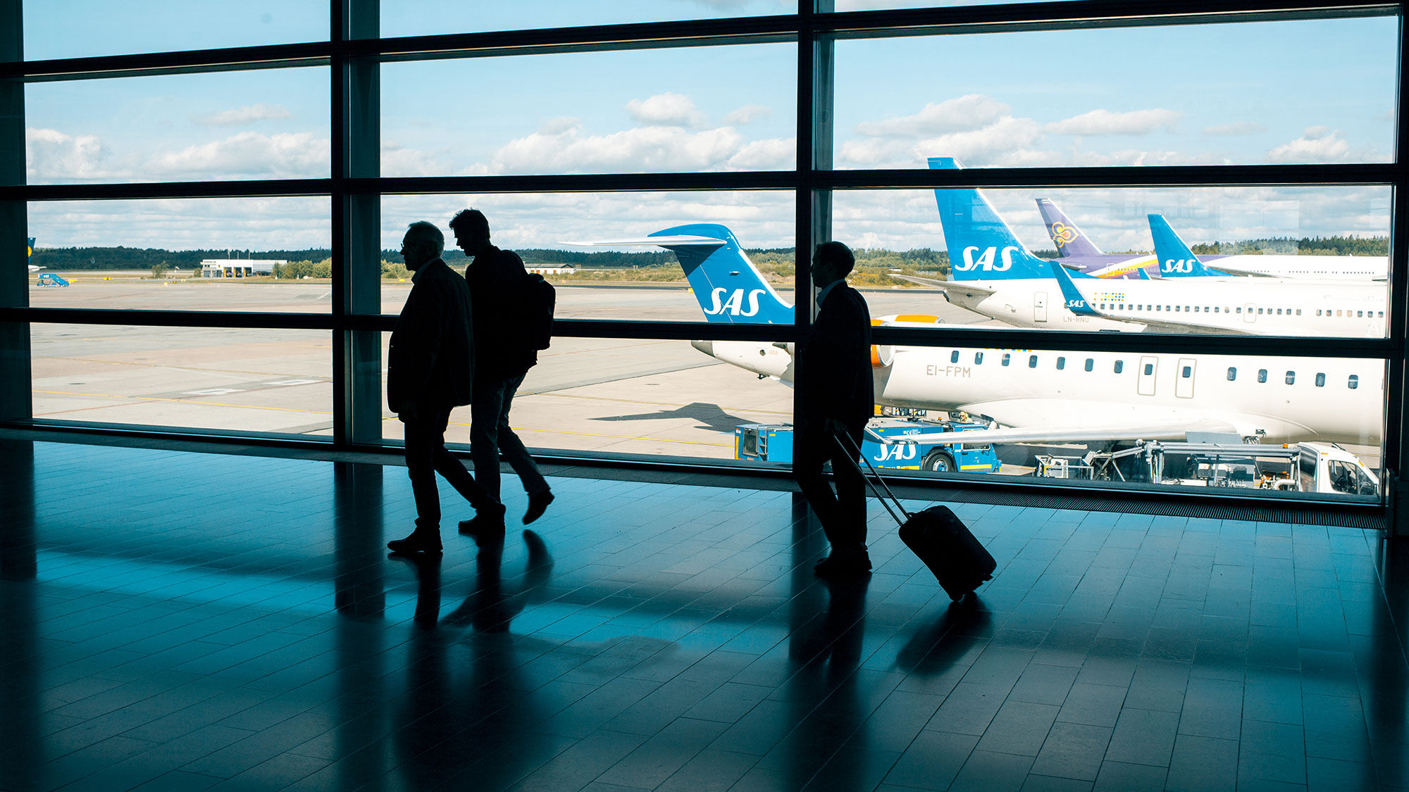 When the plane arrived. Аэропорт Арланда Швеция. At the Airport. Зал ожидания в аэропорту с самолетом панорама. Аэропорт Стокгольма видеоэкскурсия.