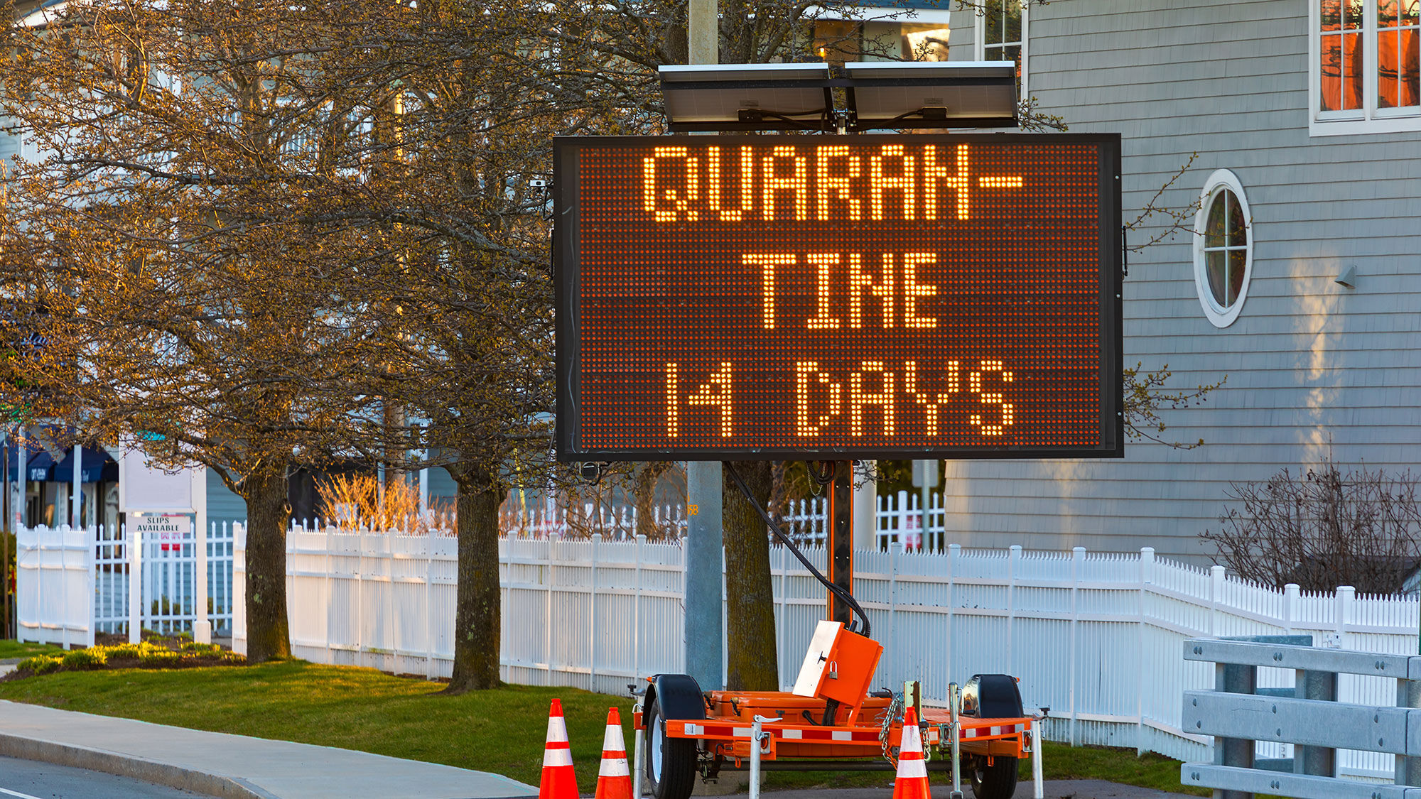 A sign alerting visitors to quarantine.