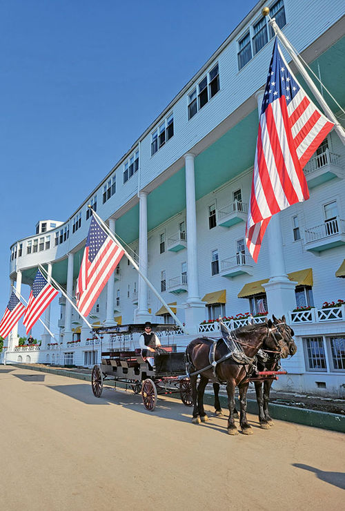 A horse-drawn carriage arrives at the hotel's impressive Grand Porch. A horse-drawn carriage arrives at the hotel's impressive Grand Porch.