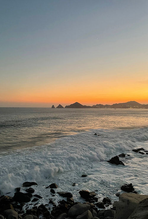 The best seat in the house at Sunset Monalisa is at the edge of the cliff, overlooking the famous arch of Los Cabos. The best seat in the house at Sunset Monalisa is at the edge of the cliff, overlooking the famous arch of Los Cabos.