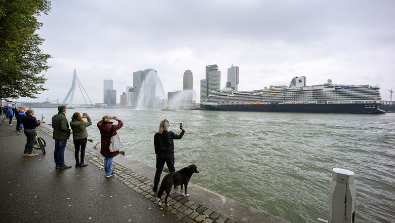 Spectators watch the Rotterdam leave Amsterdam.