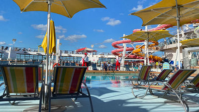 The pool deck on the Oasis of the Seas got the Royal Amplified treatment.