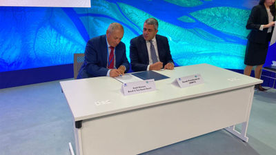Ewald Biemans, owner/CEO of Bucuti & Tara Beach Resort in Aruba, and Zurab Pololikashvili, secretary-general of the UN World Tourism Organization, sign a climate change declaration at COP26.