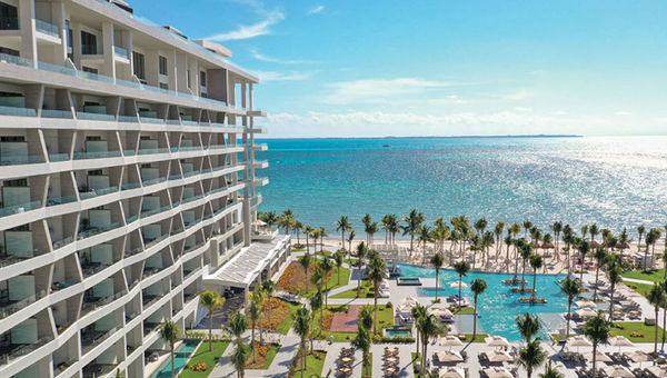 The Garza Blanca Cancun, with its expansive pool area and views of the Caribbean Sea. The Garza Blanca Cancun, with its expansive pool area and views of the Caribbean Sea.