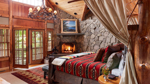 The 11 guest rooms at the Chatwal Lodge feature minibars, fireplaces, flat-screen televisions, docking stations and WiFi.