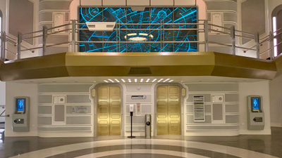 The brightly lit atrium is the primary gathering place in Galactic Starcruiser.
